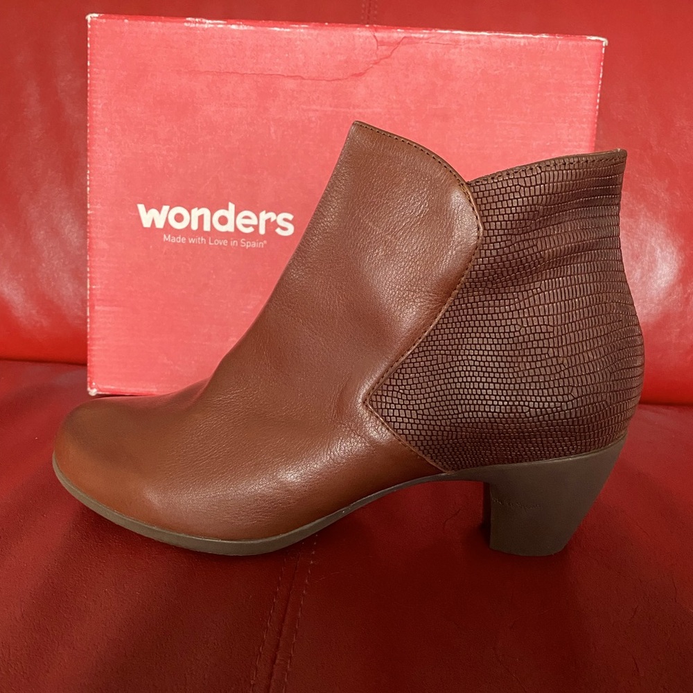 Wonders Brown Leather Ankle Booties, size 38. Brand new in box